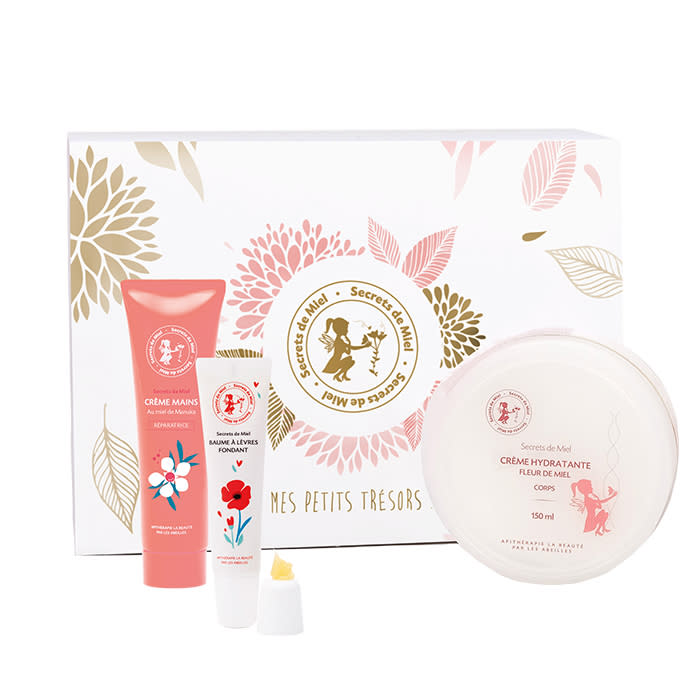 <p>Pour la 2ème année consécutive, Secrets de Miel soutient A Force d'Envies, en offrant 2€ à l'association pour tout achat de son coffret Bulle de beauté. Le kit, vendu 42€ (au lieu de 46.70€), contient un Baume à lèvres fondant, une Crème corps Fleur de Miel et une Crème mains au miel de Manuka.</p> <p>En vente sur <a href="https://www.secretsdemiel.com" rel="nofollow noopener" target="_blank" data-ylk="slk:secretsdemiel.com;elm:context_link;itc:0;sec:content-canvas" class="link ">secretsdemiel.com</a></p>