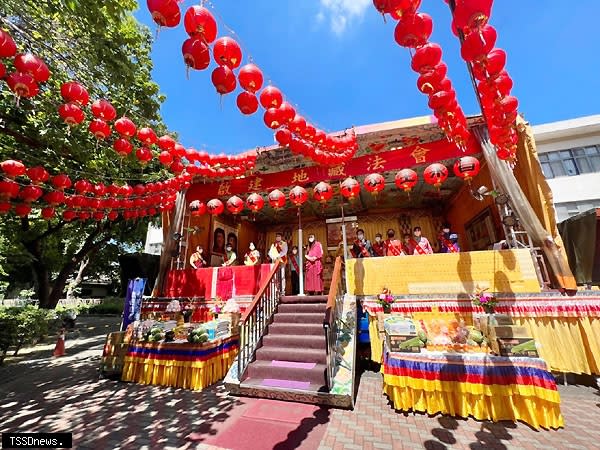 世界佛教正心會在台北紙廠簡易公園舉辦「啟建地藏法會」，該會指導上師恆性嘉措仁波且感謝貴賓蒞臨。