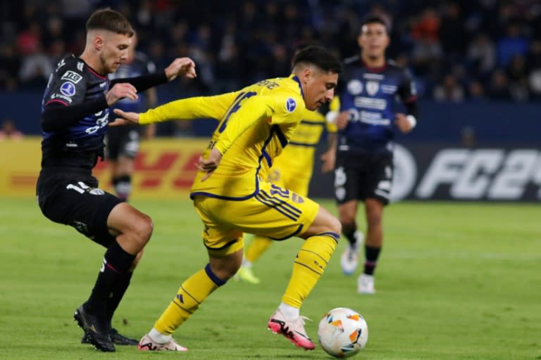 Boca Juniors saca empate de visita a Independiente del Valle de Ecuador en duelo de playoffs de la Copa Sudamericana. En la foto, el jugador de Del Valle Mateo Carabajal (izq) y el jugador de Boca Miguel Merentiel (Galo Paguay)