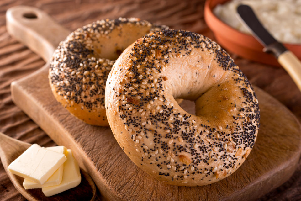 Bagel de semillas de amapola (GETTY CREATIVE)