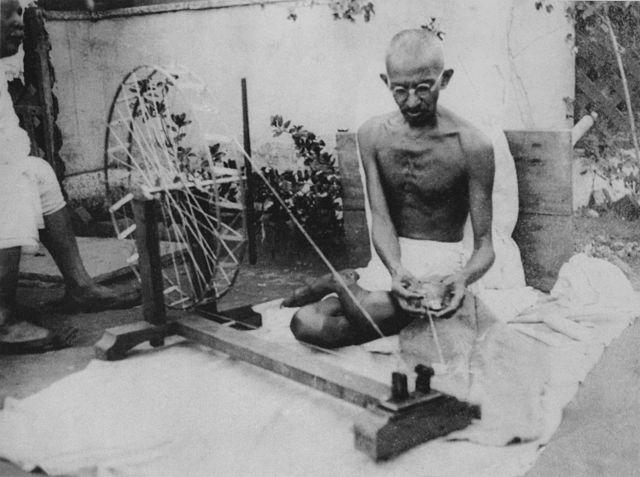 gandhiji con disegno charkha