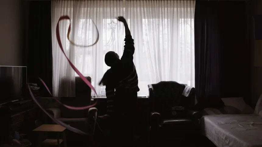 A frame from the film “Girl Away From Home” <span class="copyright">@festival.idfa.nl</span>