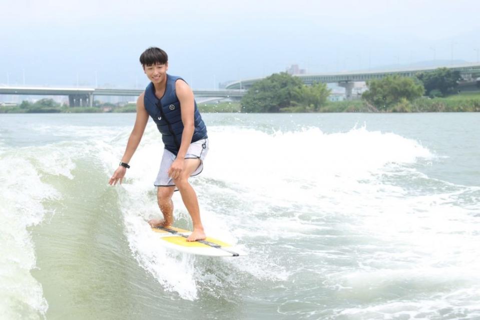 歐艇衝浪選手馬萊火隆，讓更多喜愛滑水的民眾享受台北市天然水域環境。（北市體育局提供）