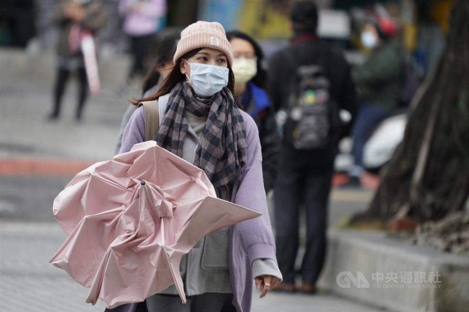 中央氣象局天氣預報指出，30日(周三)寒流南下，氣溫溜滑梯；跨年夜(31日)北市信義區約攝氏7度、體感溫度約5度，桃竹苗沿海、淡水一帶體感溫度約0度上下；北部高山元旦前有望降雪，陽明山也不排除。(中央社資料照)