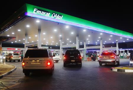 Vehicles queue for petrol at an Emarat gas station in Dubai June 23, 2011. REUTERS/Jumana El Heloueh