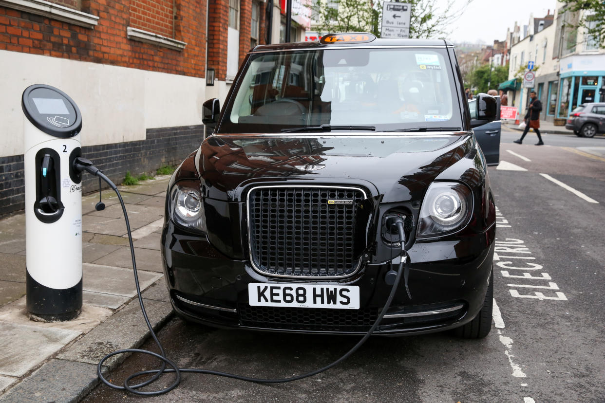 A black London taxi is seen using the electric car charging point in London. To help improve air quality, an Ultra-Low Emission Zone (ULEZ) which came into force on Monday 8 April 2019, now operates 24 hours a day, 7 days a week, within the same area of central London as the Congestion Charge. Drivers must meet the ULEZ emissions standards or have to pay a daily charge, in addition to Congestion Charge to drive within the zone, Black cabs are exempted from Ultra Low Emission Zone charge. (Photo by Dinendra Haria / SOPA Images/Sipa USA)