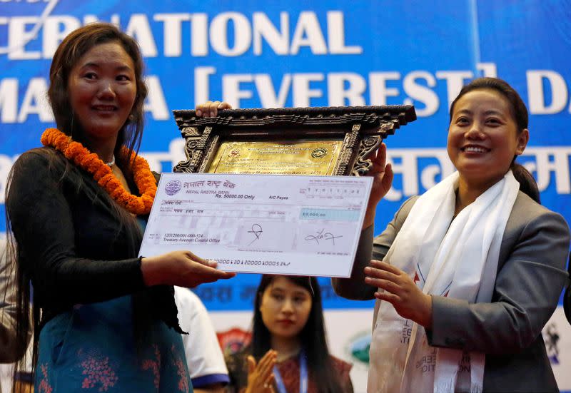 Imagen de archivo de la montañista nepalí Lhakpa Sherpa durante la celebración del Día Internacional del Everest en Katmandú, Nepal.