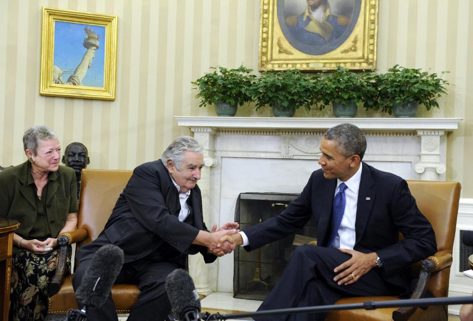 El presidente Barack Obama se saluda con el mandatario uruguayo José Mujica en la Oficina Oval de la Casa Blanca en Washington, el lunes 12 de mayo de 2014. (AP Photo)