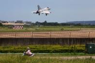 Un avión Mirage 2000-5 de la Fuerza Aérea de Taiwán aterriza en la base aérea de Hsinchu en Hsinchu, Taiwán