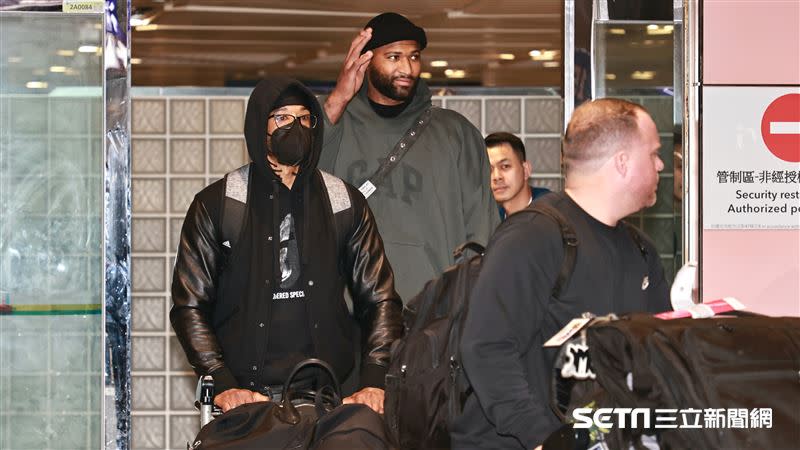 「表弟」卡森斯（DeMarcus Cousins）抵台，台灣球迷熱情接機。（圖／記者劉彥池攝影）