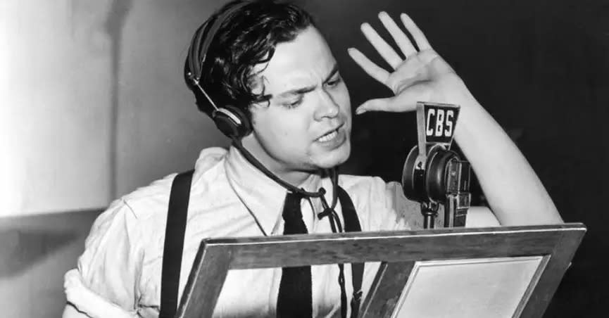 Orson Welles durante su adaptación radiofónica de la Guerra de los Mundos en 1938. (Imagen de libre circulación).