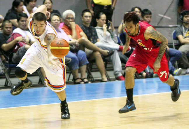 Cliff Hodge and Ronald Tubid go after the ball. (PBA Images)