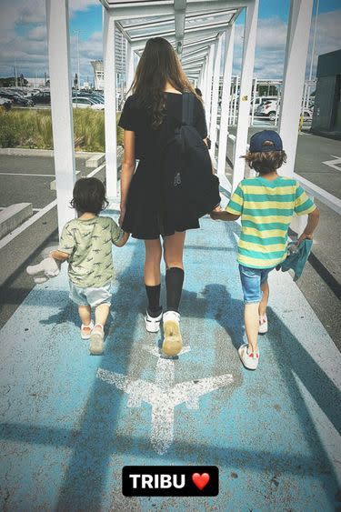 Les trois enfants de la nageuse. Manon tient ses demi-frères par la main.