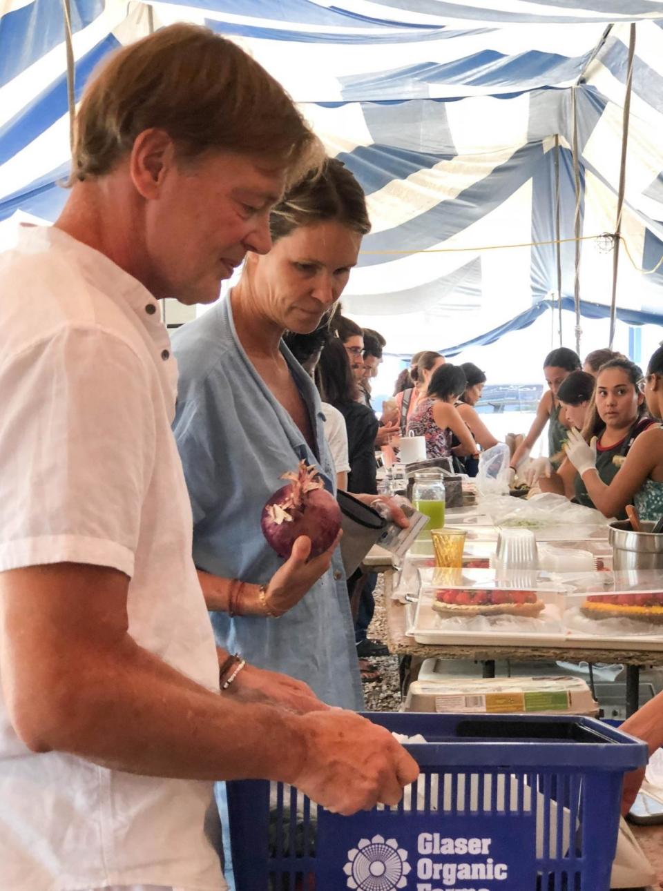 Elle and Andrew shop at a farmers' market in Miami (Splash News / SplashNews.com)