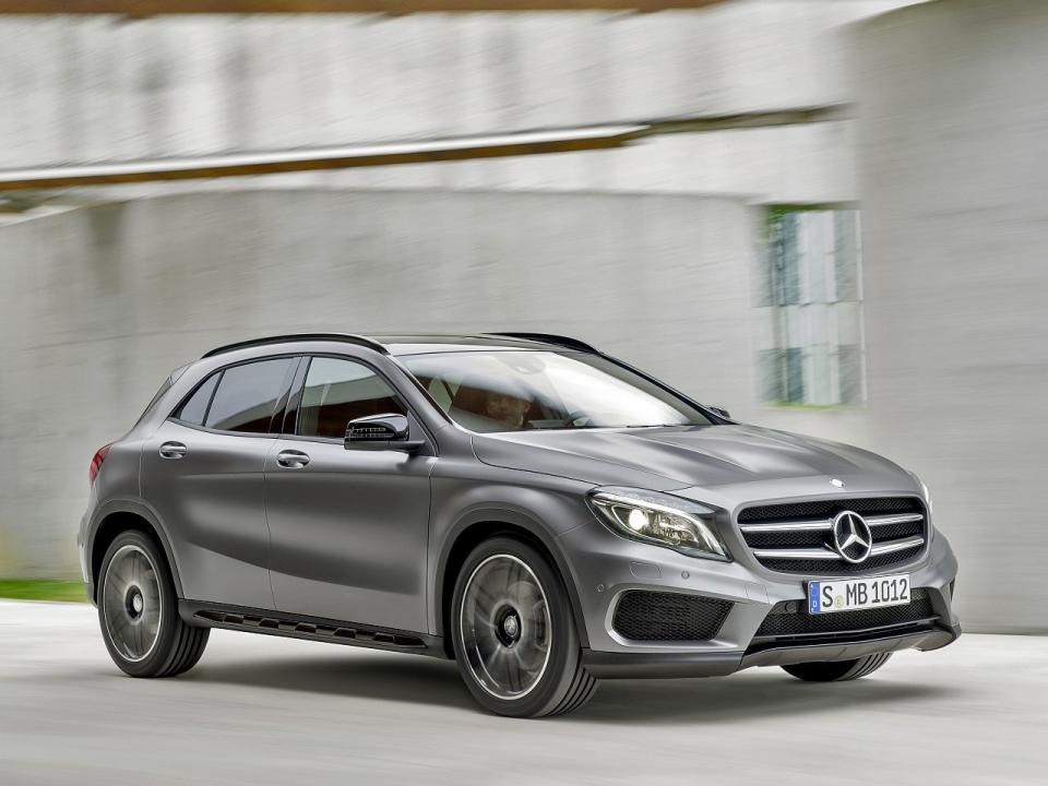 Grau- beziehungsweise Silber-Nuancen wie hier bei diesem Mercedes GLA 180 sind mit 27,2 Prozent ebenfalls schwer beliebt und rangieren nur knapp hinter schwarzen Wagen – auch weil schwarze und graue Autos nach wie vor leichter wieder verkauft werden können. Außerdem ist bei dunklen Autos der Straßendreck nicht allzu schnell zu sehen.