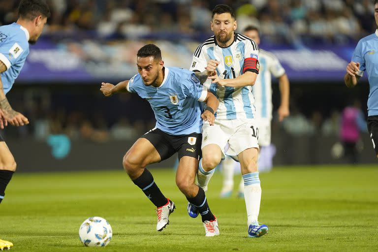 El defensor uruguayo Sebastián Cáceres siguió por todo el campo de juego a Lionel Messi 
