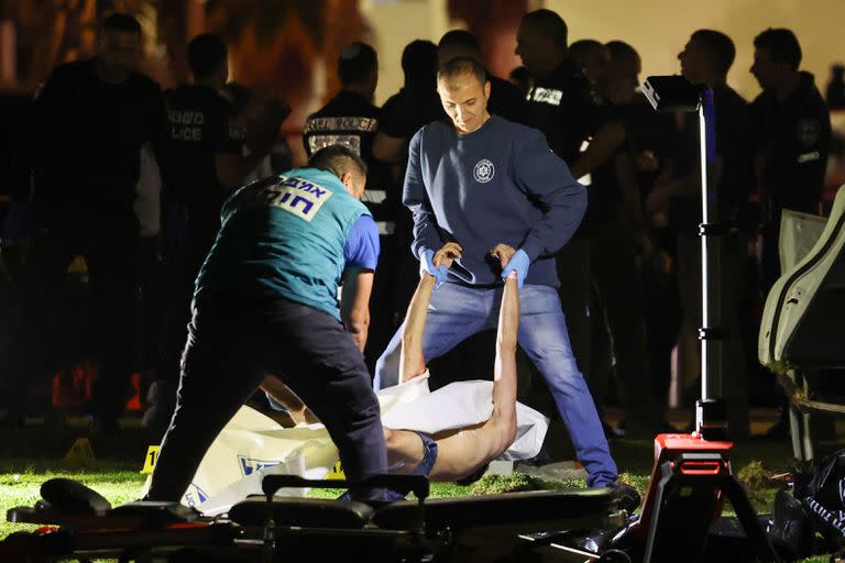 La policía retira el cuerpo del autor del atentado en Tel Aviv, quien fue abatido por las fuerzas de seguridad