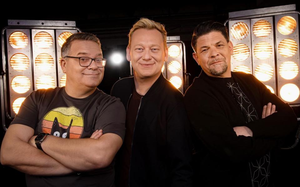 In "Drei gegen einen - Die Show der Champions" müssen Elton, Jens "Knossi" Knossalla und Tim Mälzer (von links) ihr Können beweisen. (Bild:  RTL / Steffen Z Wolff)