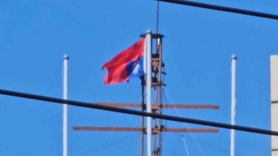 有民眾在昨日上午行經花蓮後指部時，發現建物頂樓的國旗被倒掛。（圖／翻攝自「花蓮最速報」臉書）