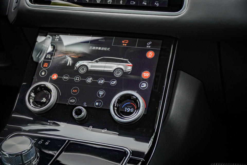 車輛設定皆透過標配的 10 吋高畫質雙觸控螢幕控制。