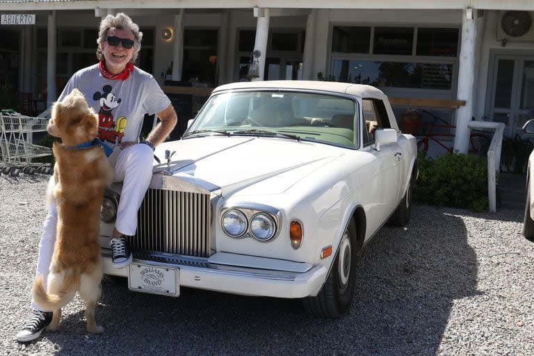 Junto con su perro, el reconocido representante de modelos aprovecha el calor del verano y el aire esteño para subirse a uno de los tantos autos que integran su colección privada. Amante de los fierros, Dotto tiene, en su chacra de Entre Ríos, un museo garage en donde comparte festejos con amigos