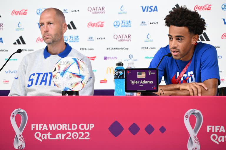 El mediocampista estadounidense Tyler Adams y el entrenador Gregg Berhalter dan una conferencia de prensa en el Centro Nacional de Convenciones de Qatar