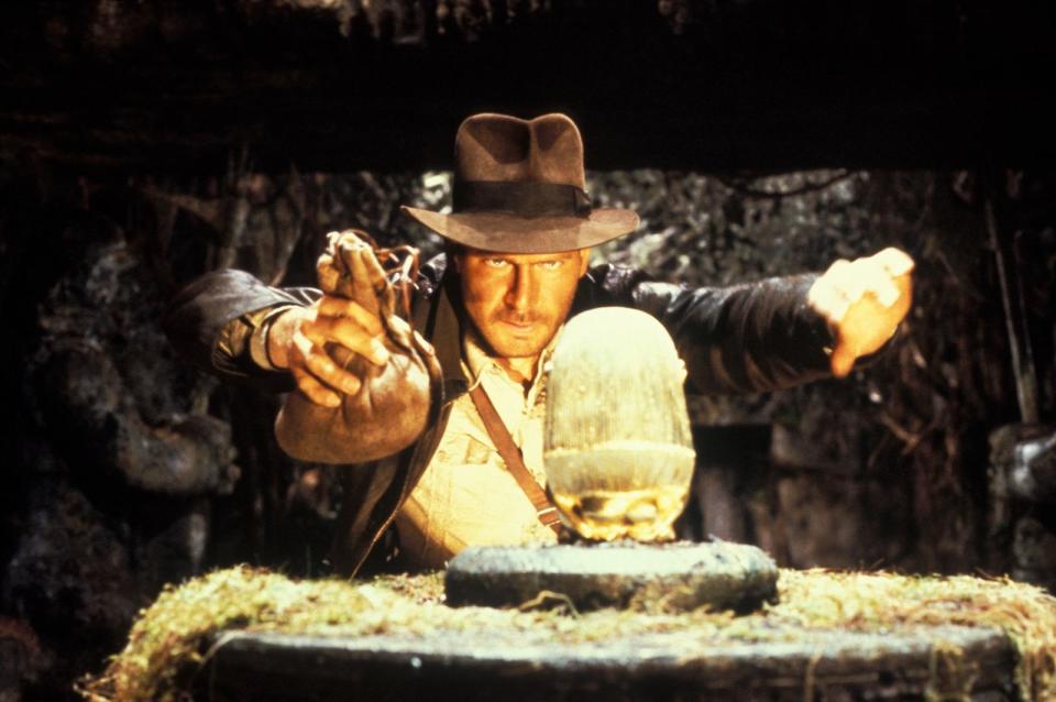<p>Dadadada dadada! Vor 40 Jahren, am 12. Juni 1981, eroberte ein unerschrockener Archäologe erstmals die Kinoleinwände: Indiana Jones. "Jäger des verlorenen Schatzes" war der Auftakt zu einer Erfolgsgeschichte, der bislang drei Fortsetzungen folgten - und auch Film Nummer fünf ist bereits in der Mache. Wir verraten Ihnen die irrsten Funfacts über die Welt des Indiana Jones. (Bild: Paramount / Viacom International)</p> 