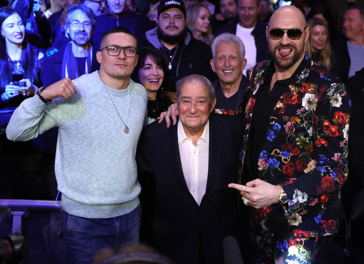 NEW YORK, NEW YORK - DECEMBER 11:  (L-R) Oleksandr Usyk, Tyson Fury, and Bob Arum at Madison Square Garden on December 11, 2021 in New York City. (Photo by Mikey Williams/Top Rank Inc via Getty Images)