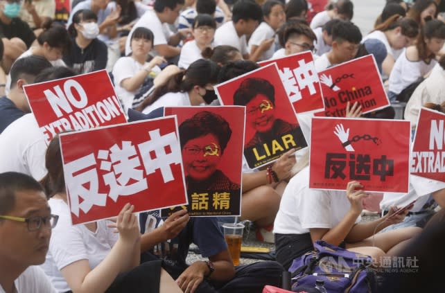 「反送中」抗爭72人傷 ，香港特首選舉委員連署要林鄭月娥下台。(資料照)