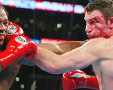 Beide Boxer schenken sich nichts und bieten dem Publikum im Staples Center in Los Angeles einen grandiosen Fight