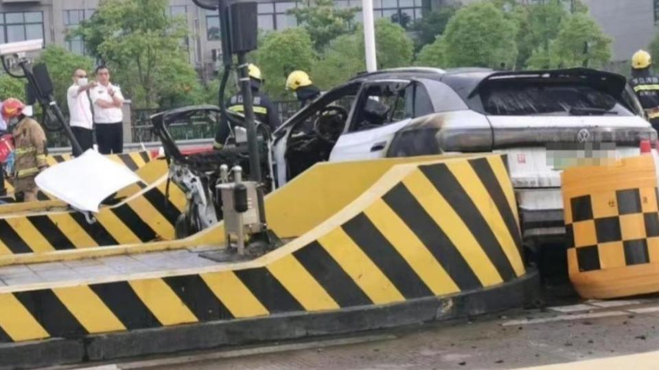 肇事電動車品牌曝光。（圖／翻攝自微博）