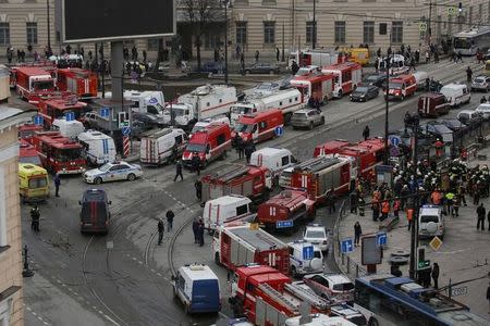 Servicios de emergencia y socorristas a las afueras de la estación de metro Sennaya Ploshchad, luego de una explosión en San Petersburgo, Rusia, abr 3, 2017. Once personas murieron y 45 resultaron heridas el lunes cuando una explosión destruyó un vagón del metro de San Petersburgo, en un ataque que habría sido perpetrado por un suicida relacionado con radicales islamistas, dijo la agencia de noticias rusa Interfax citando a una fuente de seguridad. REUTERS/Anton Vaganov