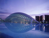 La Cité des Arts et des Sciences à Valence. Conçu par Santiago Calatrava, ce complexe culturel héberge différents bâtiments : auditorium, aquarium, cinéma Imax, … 15 ans ont été nécessaires pour que l'ensemble du complexe soit achevé (2006). Le complexe accueille plus de 4 millions de personnes par an, dont une grande partie visite l'impressionnant aquarium, le plus grand d'Europe.