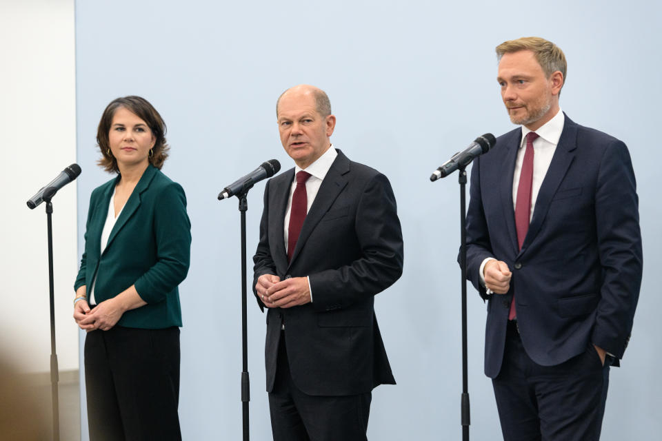 Annalena Baerbock, Olaf Scholz (Mitte) und Christian Lindner (Bild: Jens Schlueter/Getty Images)