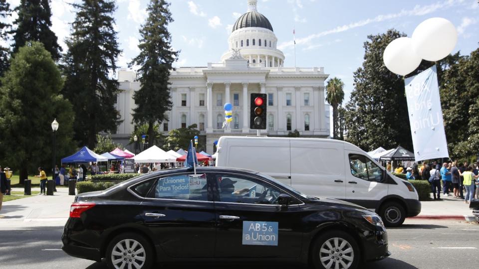 Menschen nehmen vor dem «California State Capitol» in Sacramento an einer Demonstration zu dem Status der Fahrer auf Plattformen der Fahrdienst-Vermittler Uber und Lyft teil.