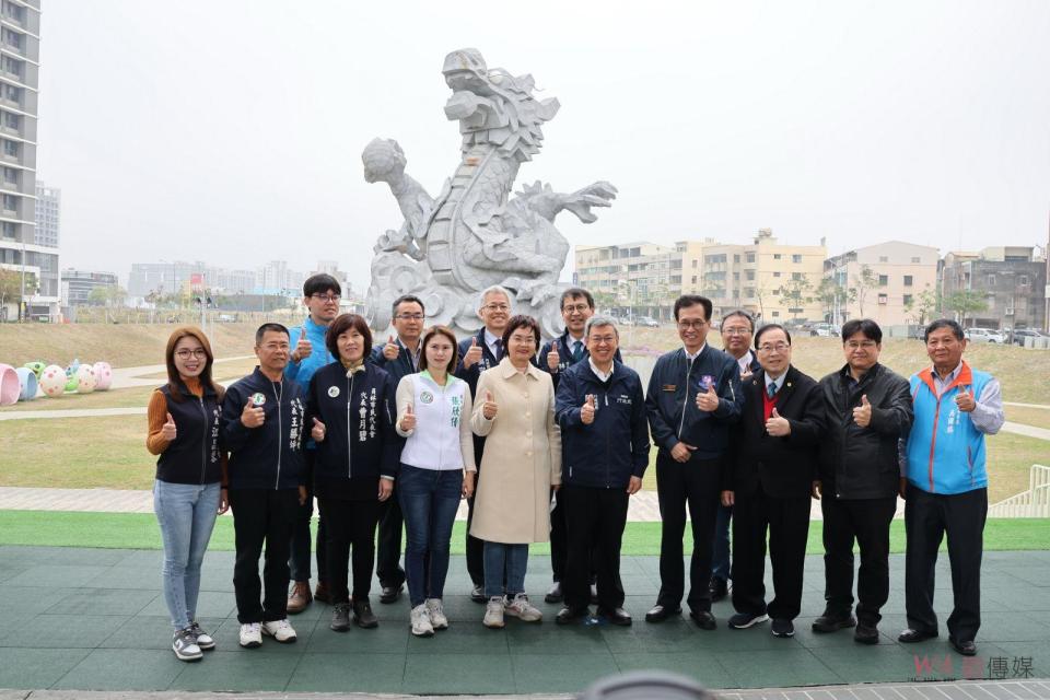 ▲行政院長陳建仁視察彰化縣員林市龍燈公園滯洪池，陳揆大讚龍燈公園「好漂亮」轉型成功，讓員林不再淹水。（記者陳雅芳攝）