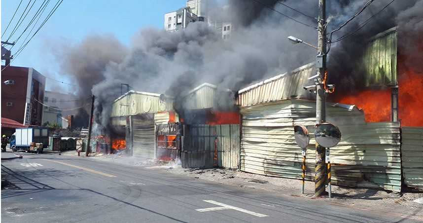 台南市安南區怡安路二段一處鐵皮屋今午發生火警，商店和住宅遭波及，陷入火海。（圖／讀者提供）