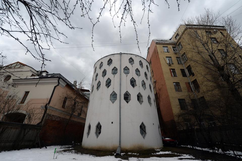 La Casa Mélnikov se encuentra en el centro de Moscú. El edificio compuesto por dos cilindros verticales cubiertos de ventanas hexagonales todavía parece revolucionario. (VASILY MAXIMOV/AFP a través de Getty Images)