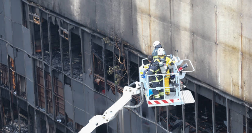 高雄鹽埕區城中城大樓爆發火災。 （圖／宋岱融攝）