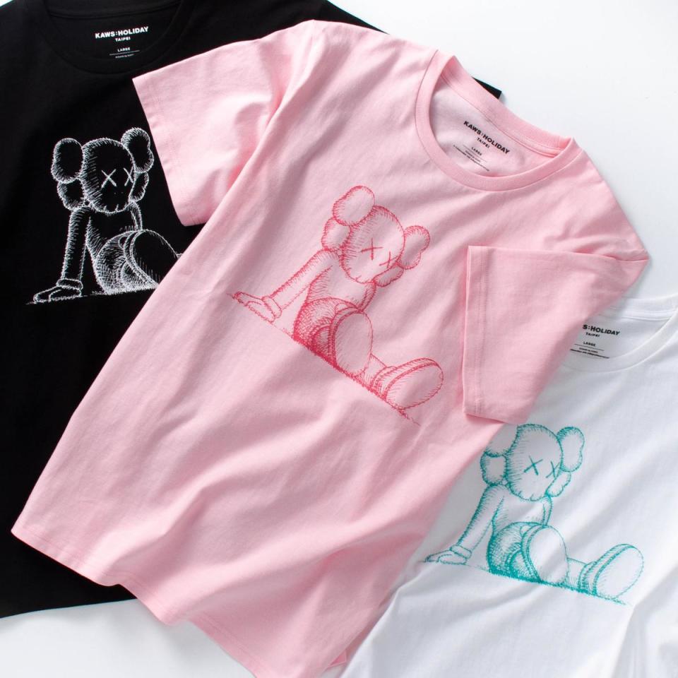 《KAWS:HOLIDAY》限量T-Shirt，以無憂的坐姿原稿為設計，NT$1,600。（AllRightsReserved提供）