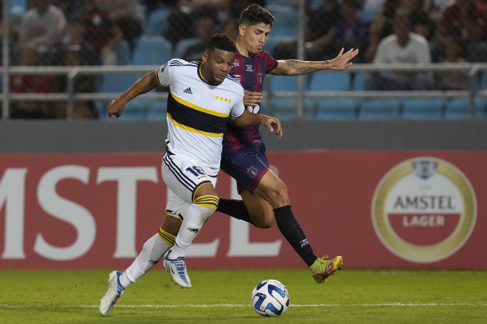 Frank Fabra, del Boca Juniors de Argentina, conduce el balón junto a Santiago Herrera, de Monagas de Venezuela, en un partido de la Copa Libertadores, disputado el martes 6 de abril de 2023 (AP Foto/Ariana Cubillos)