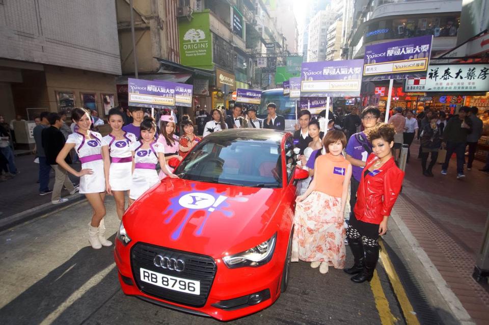 別注版Audi A1與一眾疑似人氣偶像，於銅鑼灣街頭熱鬧拉票。