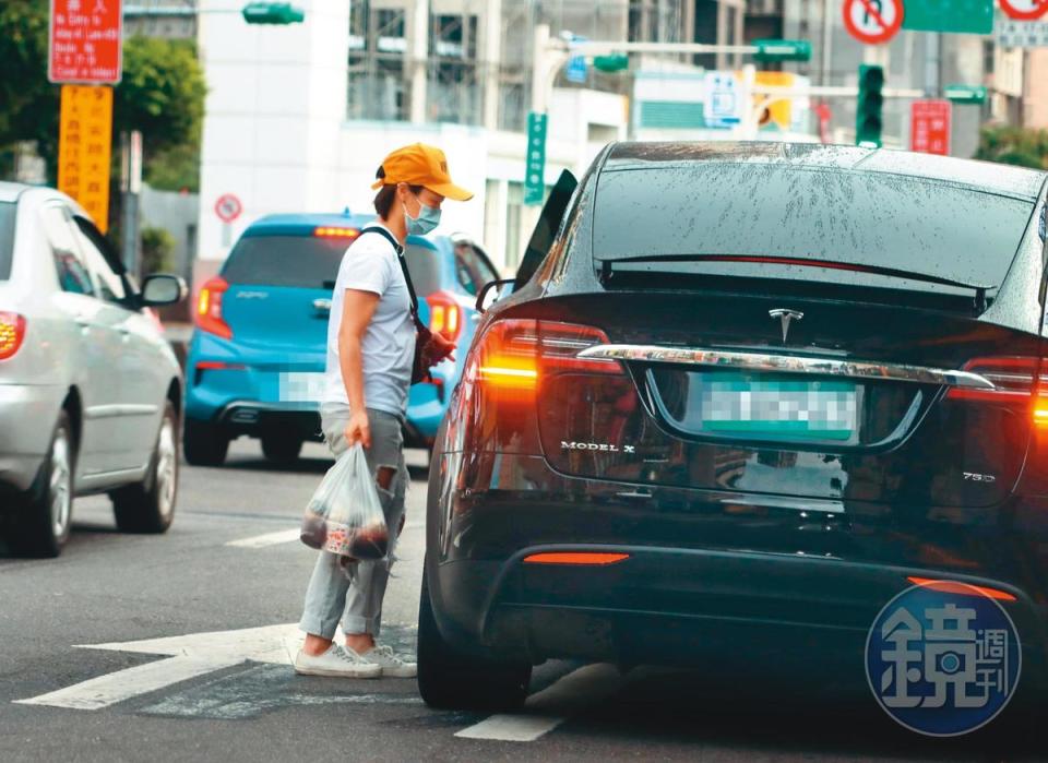 17:21 保母上車後，一路開到歐弟位於台北市大直的家。