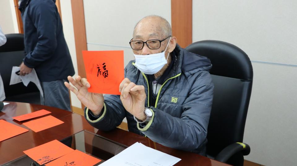 80歲的劉先生，在神波刀手術後恢復良好，還可當場揮毫寫春聯。圖／台北榮總提供‘