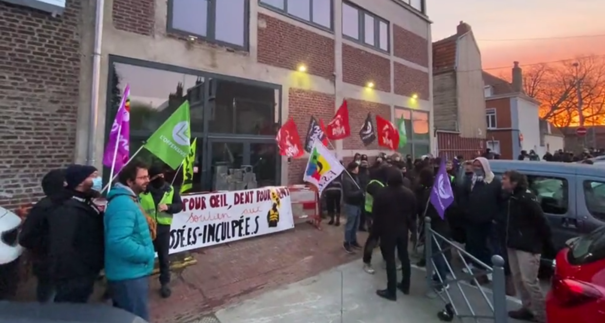 Devant le domicile de l’élue Renaissance Violette Spillebout, à Lille, un groupe d’une trentaine de manifestants a érigé un mur de près d’un mètre de haut.