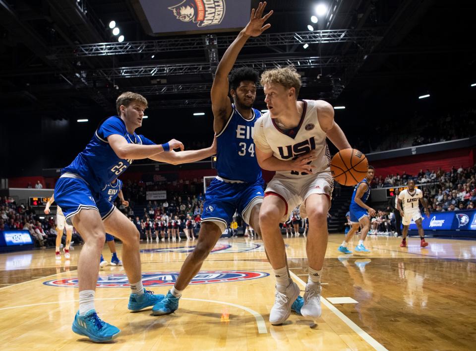 Southern Indiana’s Jacob Polakovich (32) inches to the net as the University of Southern Indiana Screaming Eagles play the Eastern Illinois University Panthers at Screaming Eagles Arena in Evansville, Ind., Thursday, Jan. 26, 2023.