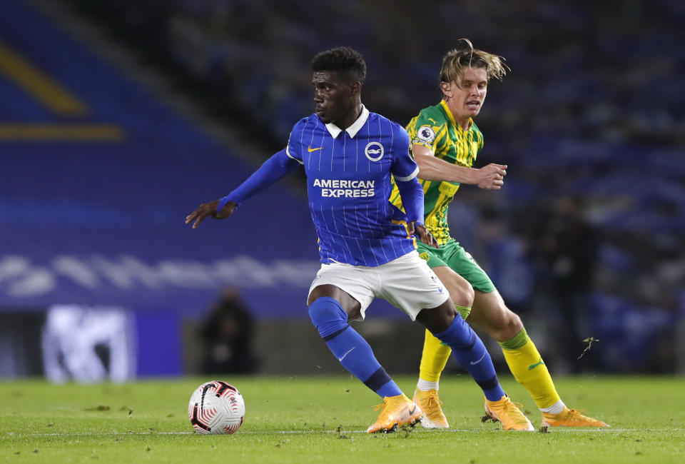 Yves Bissouma (izquierda) del Brighton y Conor Gallagher de West Brom disputan un balón en el partido de la Liga Premier inglesa, el lunes 26 de octubre de 2020. (Andrew Couldridge/Pool vía AP)