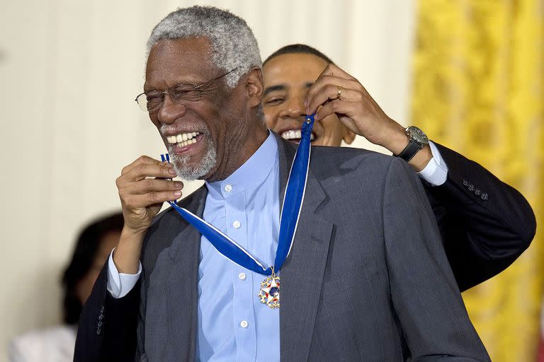El entonces presidente de los Estados Unidos, Barack Obama, le otorga la Medalla a la Libertad a Bill Russell, en 2011