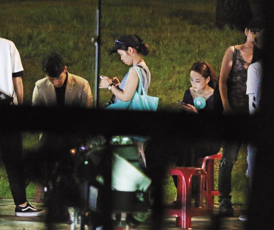 9月8日22：56，張睿家和鍾欣潼在等戲空檔各自玩手機，空氣冷冰冰。