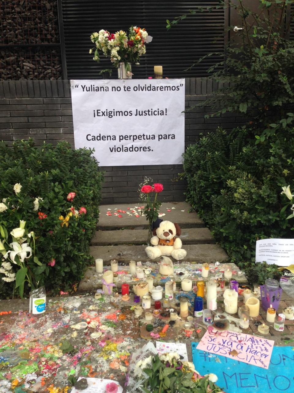 <p>Homenaje a la niña Yuliana en el edificio donde fue asesinada. (Jenny Rozzo) </p>